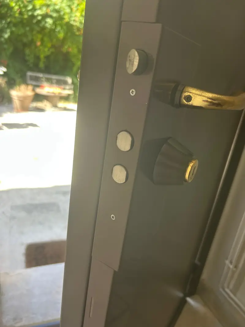 Porte blindée avec pions anti-dégondage
