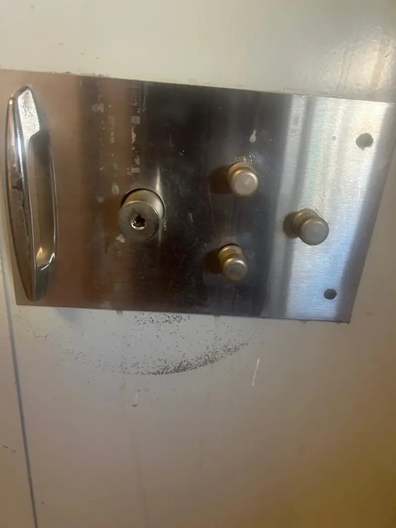 Serrure de sécurité avec plaque de renfort inox